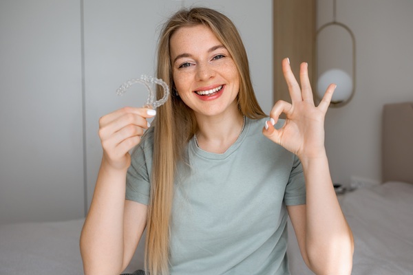 Certified Invisalign Dentists Vs  Online Aligners: What’s The Difference?
